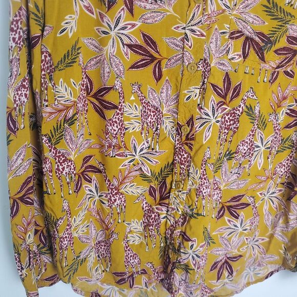 Beachlunchlounge Giraffe Printed Button-Down Shirt Size Small - Picture 4 of 8